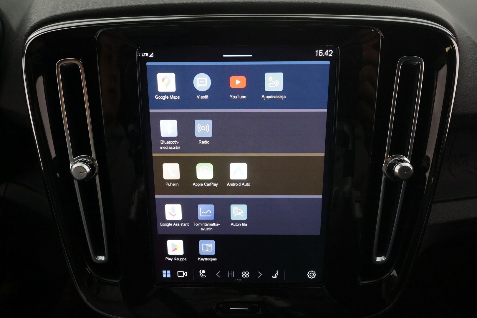 Volvo XC40 2023 Recharge Single Plus aut * Lämpöpumppu / Vetokoukku / Adapt.Vakkari / Peruutuskamera / LED / BLIS / KeylessGo / Navi - 1.Om Suomi-auto / Akku kuntotarkastettu / Kahdet renkaat aluvanteilla / Merkkihuollettu / High Perf Audio!