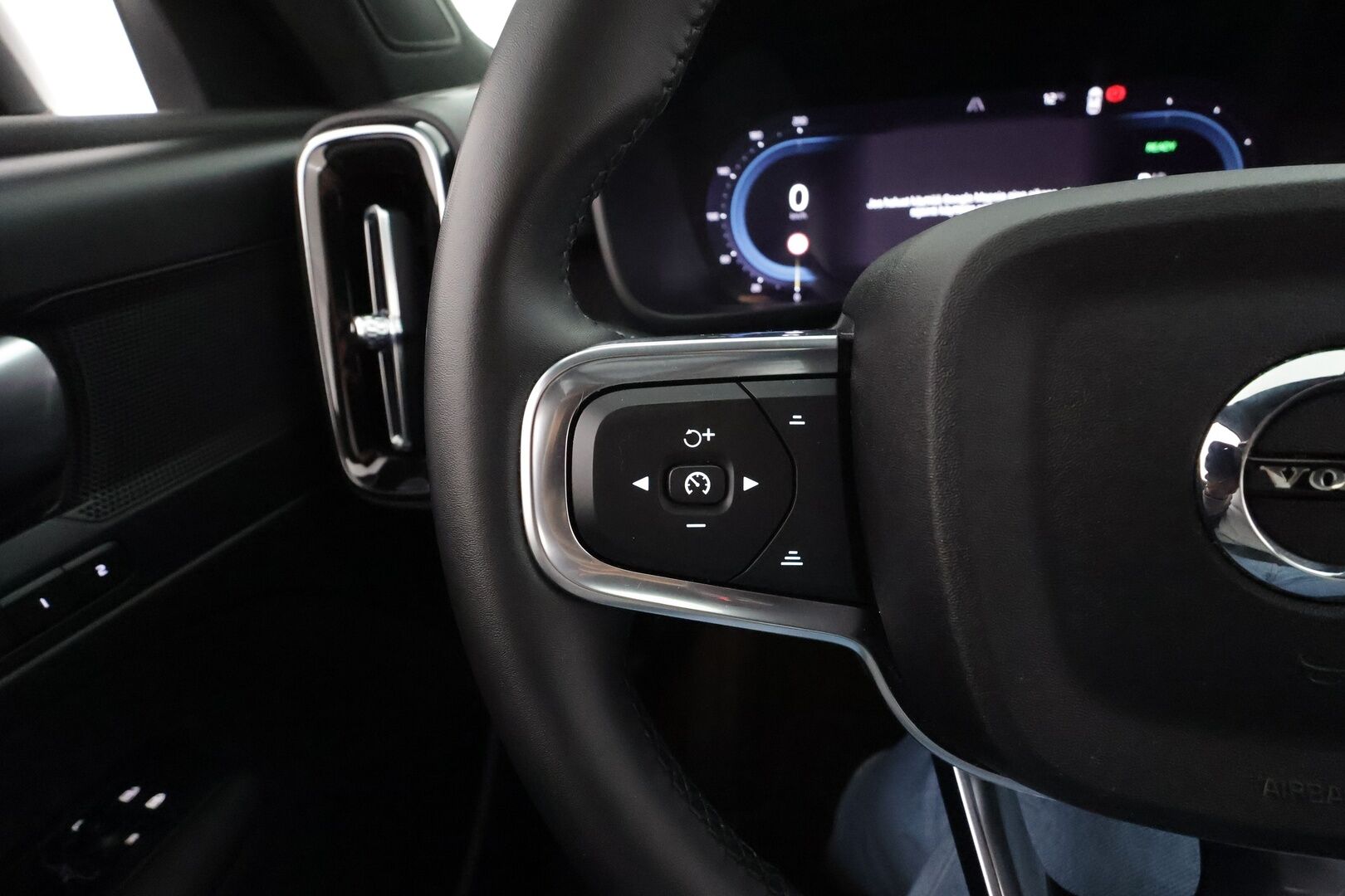 Volvo XC40 2023 Recharge Single Plus aut * Lämpöpumppu / Vetokoukku / Adapt.Vakkari / Peruutuskamera / LED / BLIS / KeylessGo / Navi - 1.Om Suomi-auto / Akku kuntotarkastettu / Kahdet renkaat aluvanteilla / Merkkihuollettu / High Perf Audio!