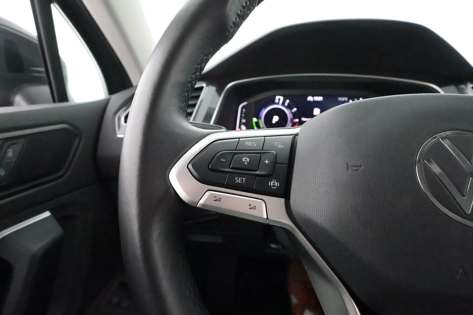 Volkswagen Tiguan 2021 Style Business eHybrid 180 kW DSG-autm.** 1-Om Suomi auto / Adapt.vakkari / 360 kamera / Koukku / Facelift / IQ LED - Digimittaristo / Akku kuntotarkastettu / Sportti-alcantara penkit / Keyless / Apple&Android