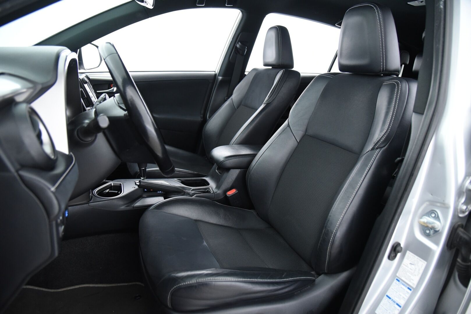 Toyota RAV4 2016 2,5 Hybrid AWD Style / ACC / P-kamera / Sähk. säädöt / LED / Sähk. takaluukku - Merkkiliikkeen huoltohistoria / Iso huolto tehty 11-2025!