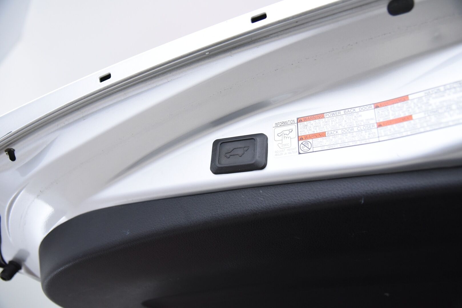 Toyota RAV4 2016 2,5 Hybrid AWD Style / ACC / P-kamera / Sähk. säädöt / LED / Sähk. takaluukku - Merkkiliikkeen huoltohistoria / Iso huolto tehty 11-2025!