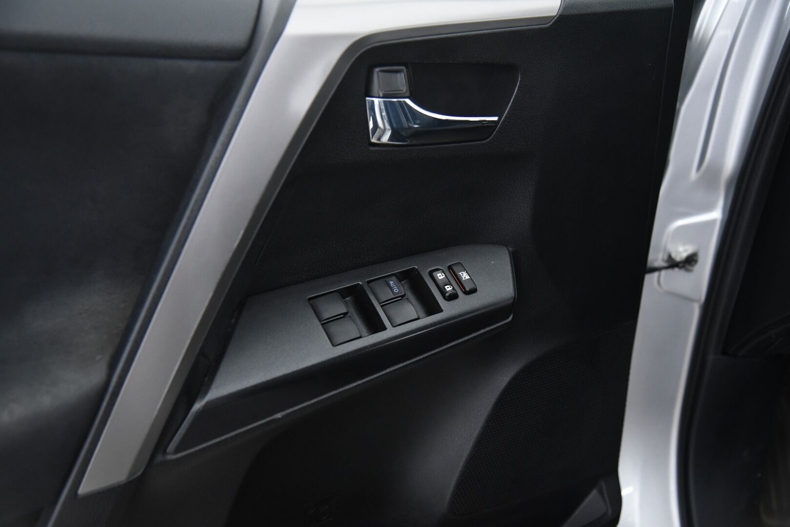 Toyota RAV4 2016 2,5 Hybrid AWD Style / ACC / P-kamera / Sähk. säädöt / LED / Sähk. takaluukku - Merkkiliikkeen huoltohistoria / Iso huolto tehty 11-2025!