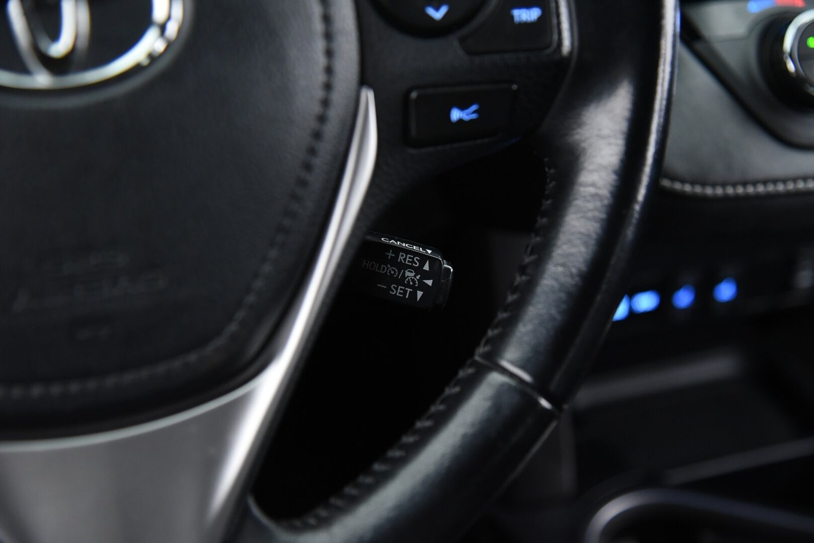 Toyota RAV4 2016 2,5 Hybrid AWD Style / ACC / P-kamera / Sähk. säädöt / LED / Sähk. takaluukku - Merkkiliikkeen huoltohistoria / Iso huolto tehty 11-2025!