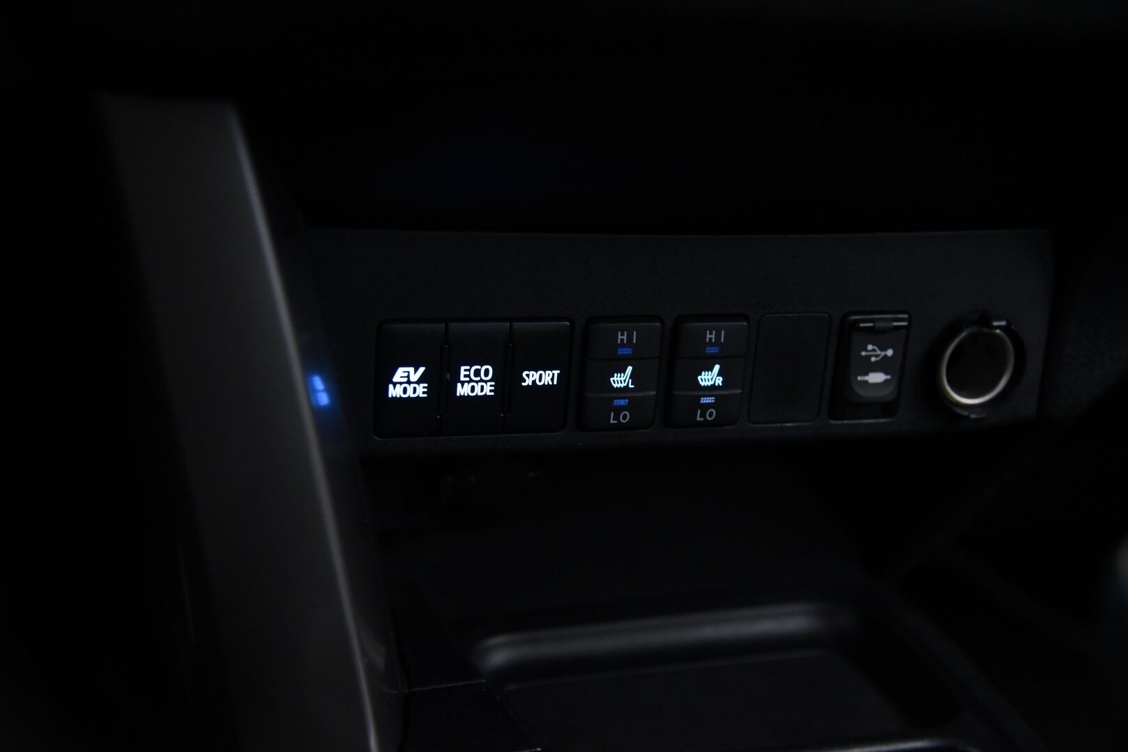 Toyota RAV4 2016 2,5 Hybrid AWD Style / ACC / P-kamera / Sähk. säädöt / LED / Sähk. takaluukku - Merkkiliikkeen huoltohistoria / Iso huolto tehty 11-2025!