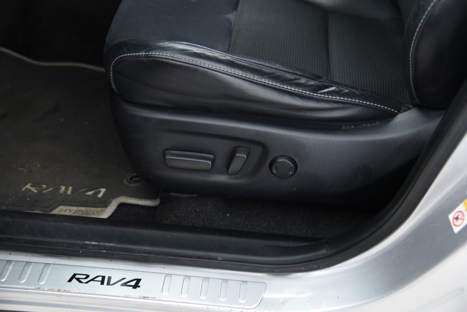 Toyota RAV4 2016 2,5 Hybrid AWD Style / ACC / P-kamera / Sähk. säädöt / LED / Sähk. takaluukku - Merkkiliikkeen huoltohistoria / Iso huolto tehty 11-2025!