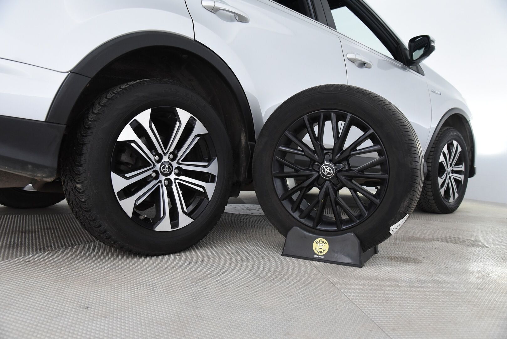 Toyota RAV4 2016 2,5 Hybrid AWD Style / ACC / P-kamera / Sähk. säädöt / LED / Sähk. takaluukku - Merkkiliikkeen huoltohistoria / Iso huolto tehty 11-2025!