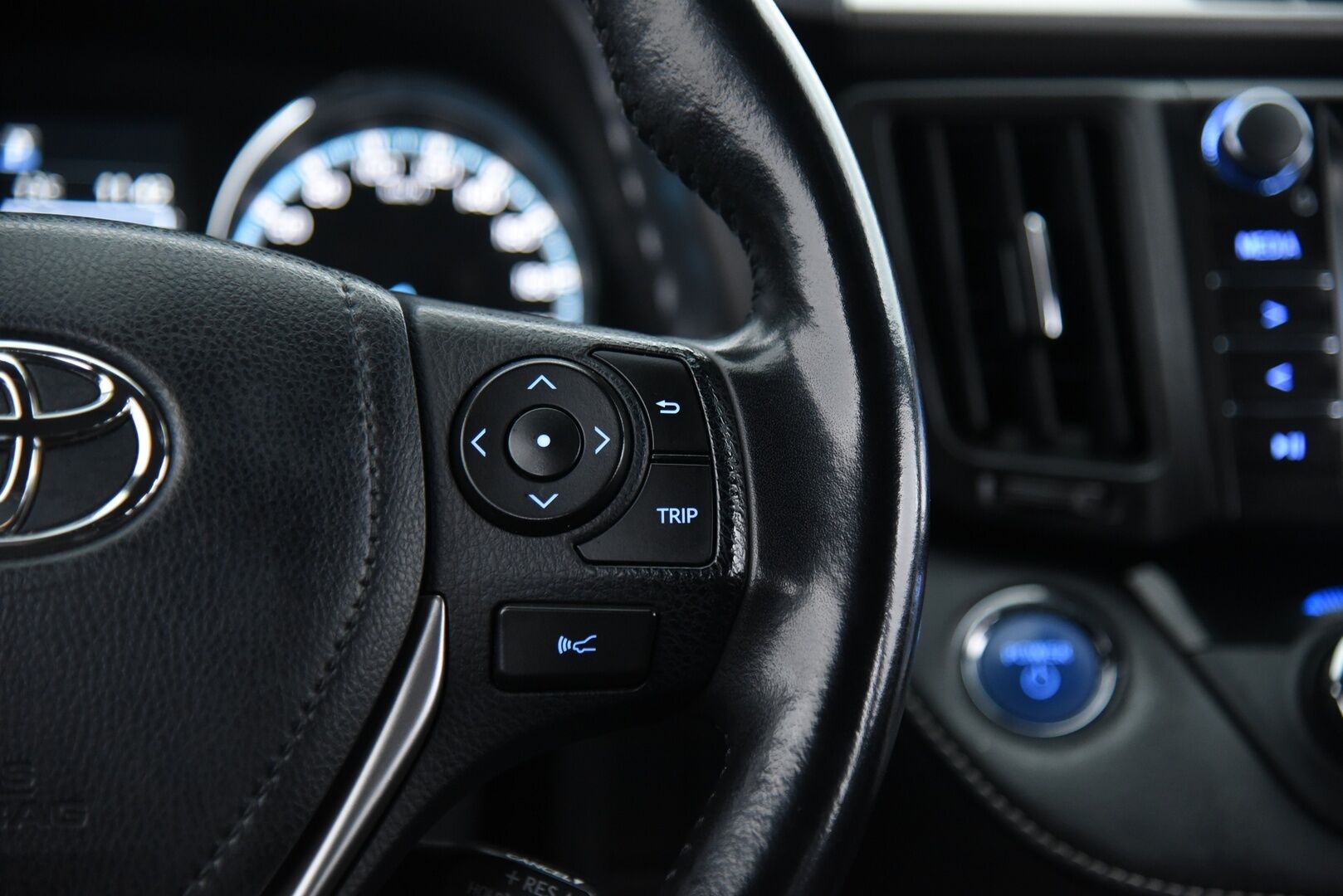 Toyota RAV4 2016 2,5 Hybrid AWD Style / ACC / P-kamera / Sähk. säädöt / LED / Sähk. takaluukku - Merkkiliikkeen huoltohistoria / Iso huolto tehty 11-2025!