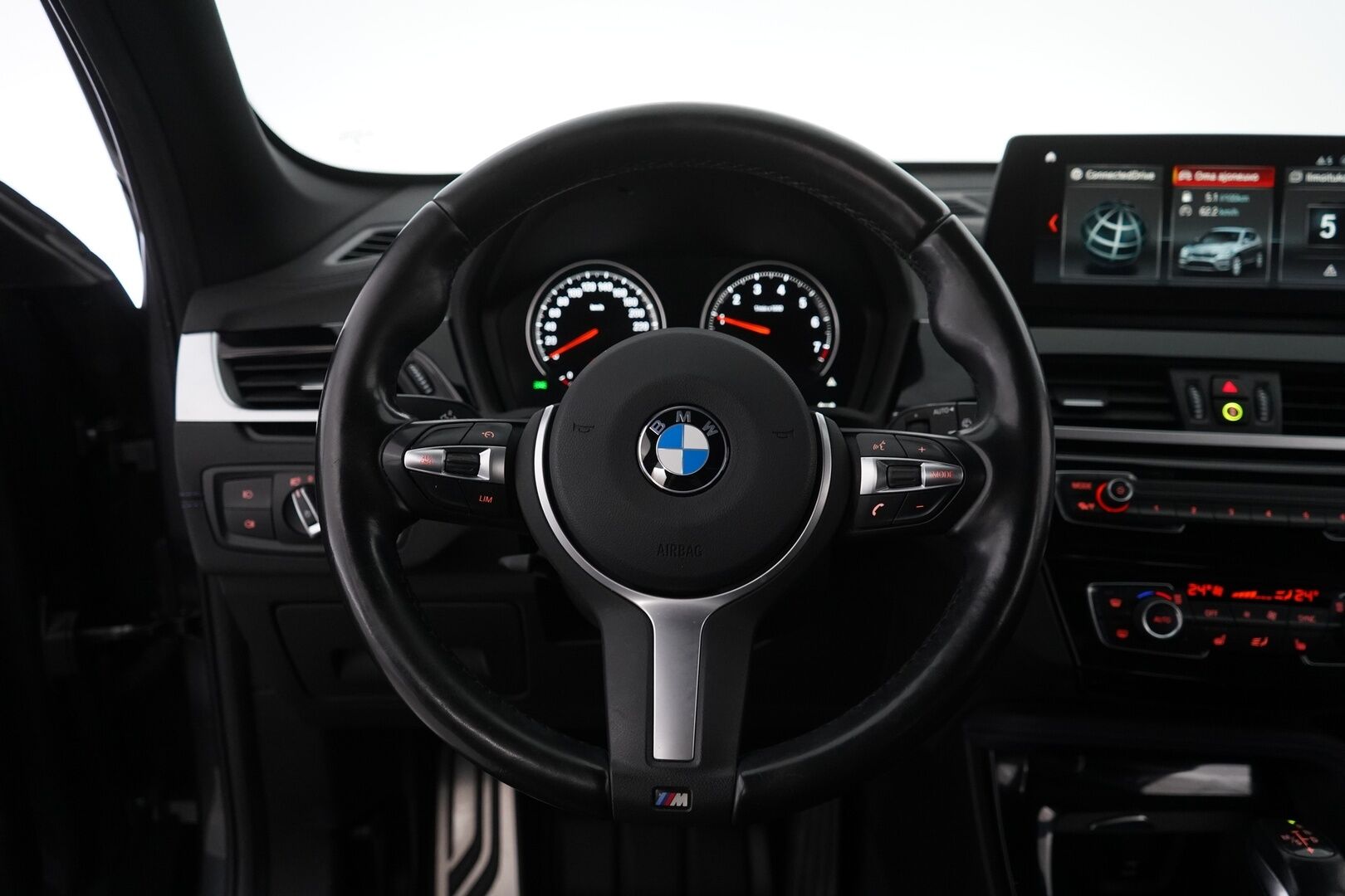 BMW X1 2021 F48 xDrive25e A Charged Edition M Sport * Prof.Navi / HUD / Kamera / Koukku / Lohko* - Kahdet renkaat / M Sport / Shadowline / Huippu varusteet!