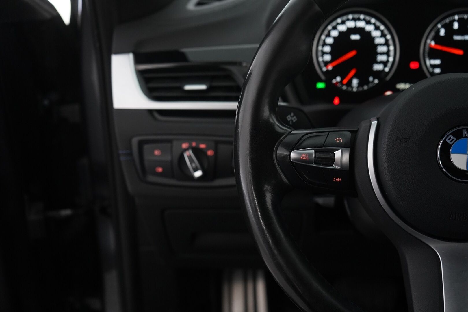 BMW X1 2021 F48 xDrive25e A Charged Edition M Sport * Prof.Navi / HUD / Kamera / Koukku / Lohko* - Kahdet renkaat / M Sport / Shadowline / Huippu varusteet!