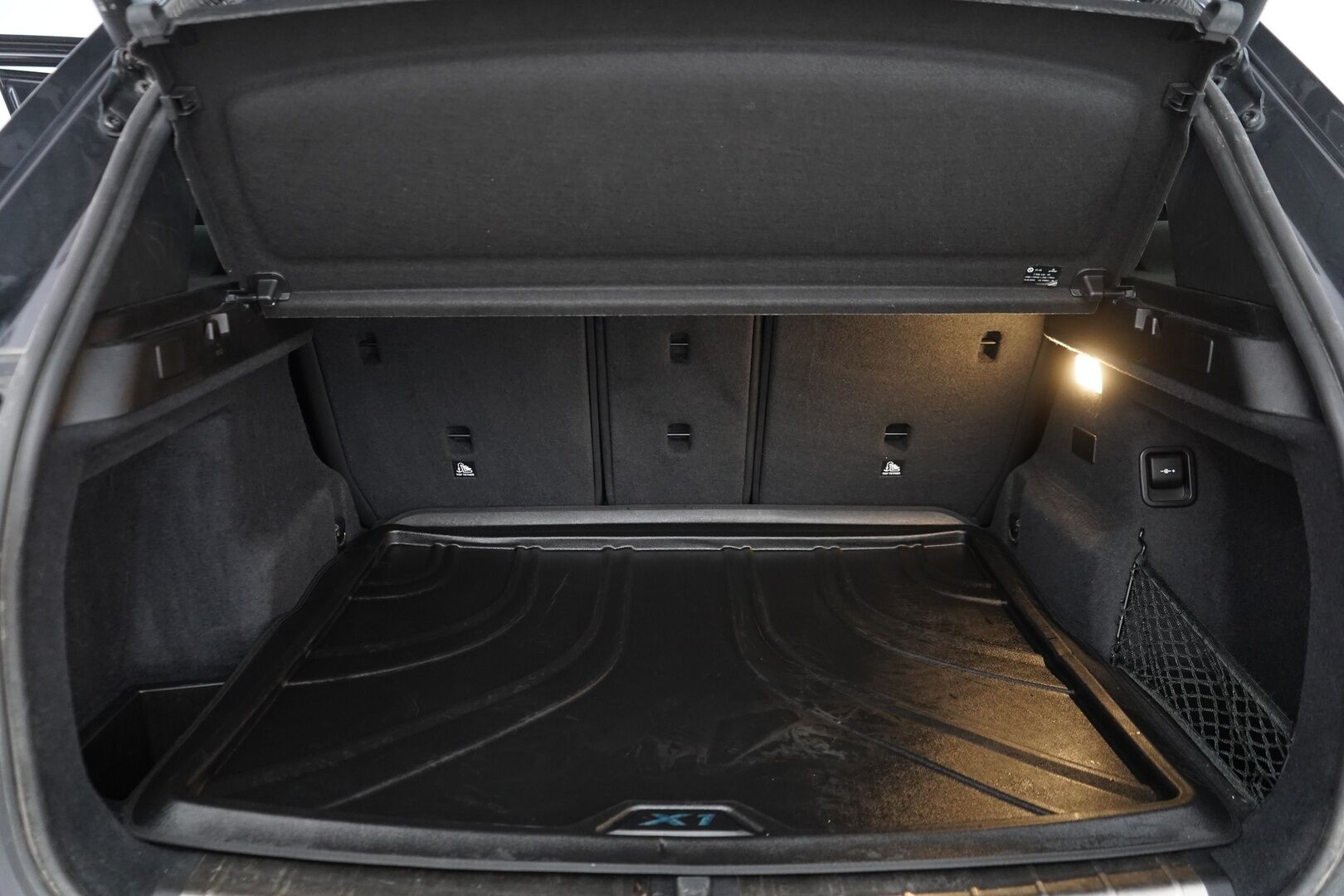 BMW X1 2021 F48 xDrive25e A Charged Edition M Sport * Prof.Navi / HUD / Kamera / Koukku / Lohko* - Kahdet renkaat / M Sport / Shadowline / Huippu varusteet!