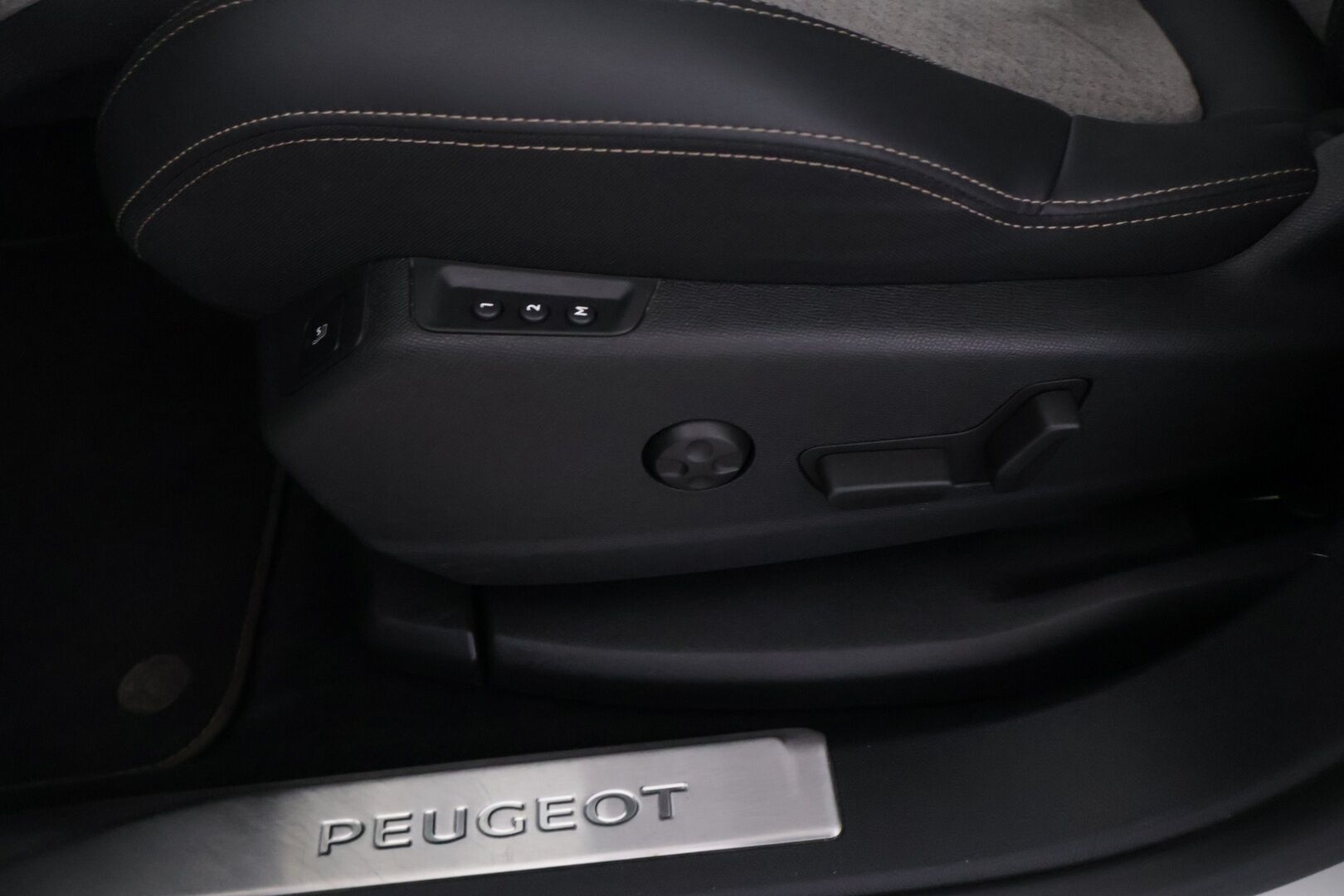 Peugeot 3008 2021 GT Hybrid4 300 EAT8-automaatti - Lisälämmitin | FOCAL | Adapt.vakkari | 360 kamera | Hierovat etuistuimet | Navi | Panorama | Merkkihuollettu | 1.om Suomi-auto