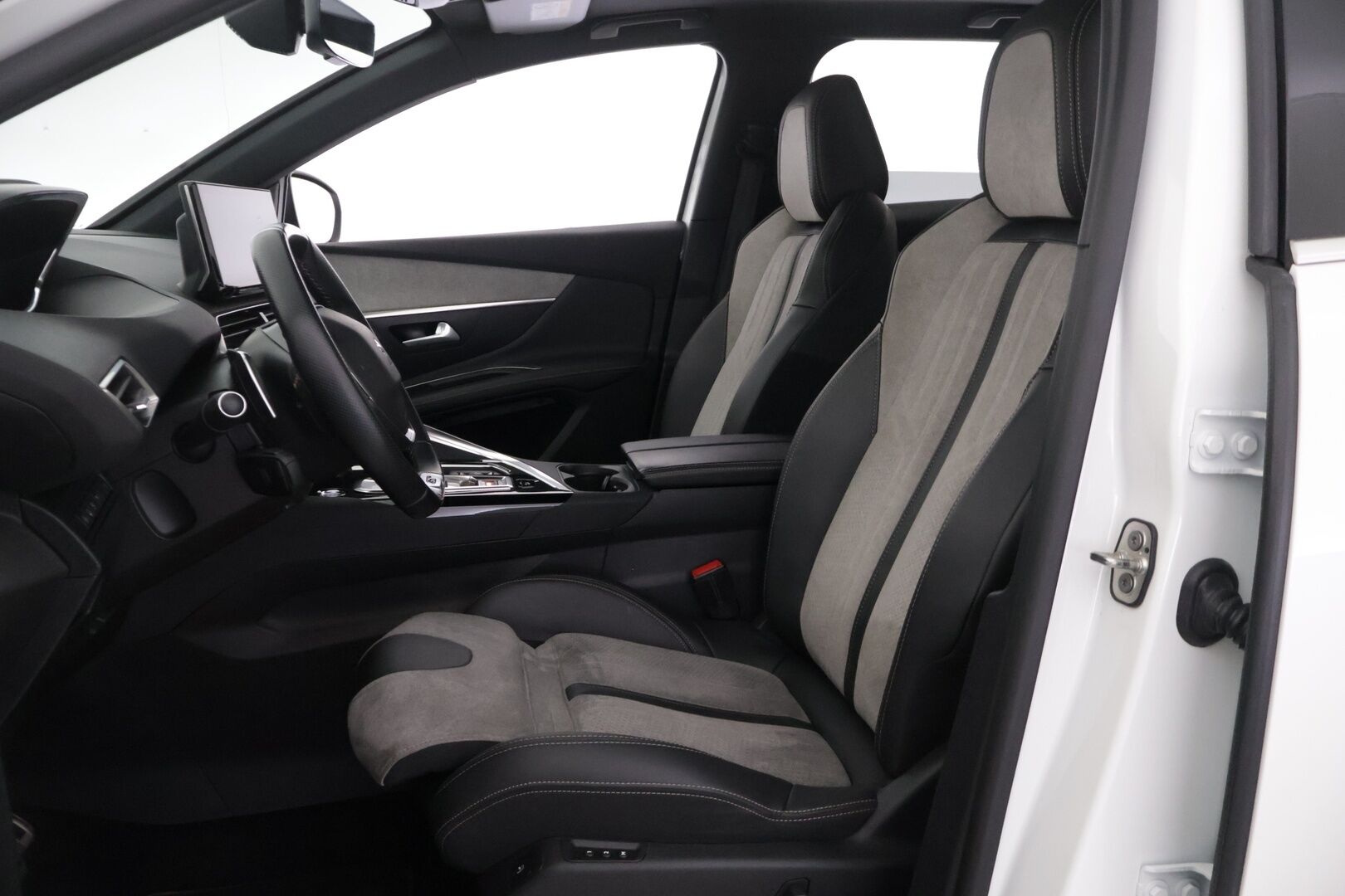 Peugeot 3008 2021 GT Hybrid4 300 EAT8-automaatti - Lisälämmitin | FOCAL | Adapt.vakkari | 360 kamera | Hierovat etuistuimet | Navi | Panorama | Merkkihuollettu | 1.om Suomi-auto