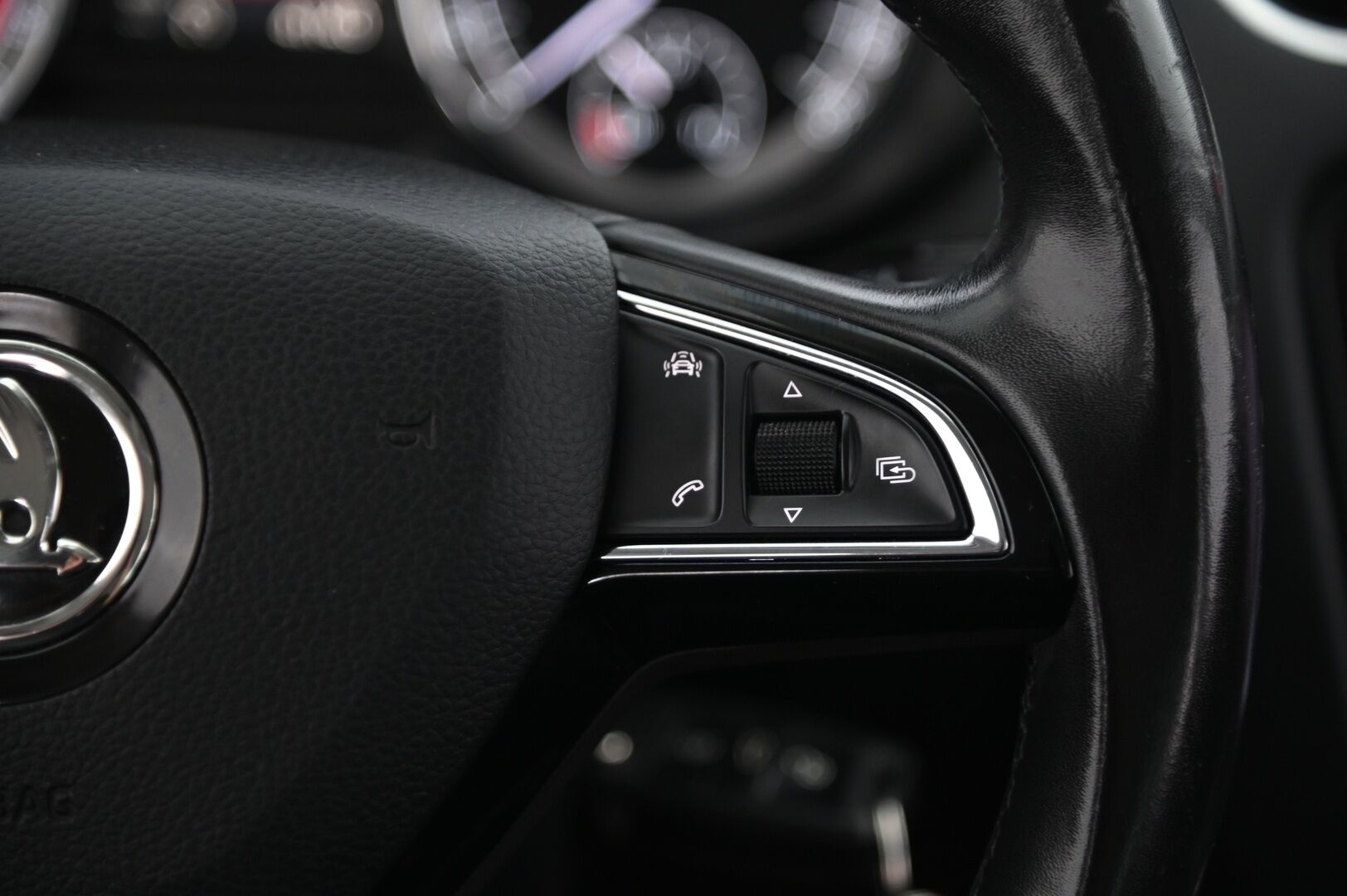 Skoda Octavia 2018 Combi 2,0 TDI 184 4x4 Scout Premium DSG Autom.  *ACC/  PA-Lämmitin/  Nahka-alcantara/  Koukku/  Canton/  Ambient* - Kamera / Jakohihna vaihdettu 10/2024 / 2x hyvät renkaat