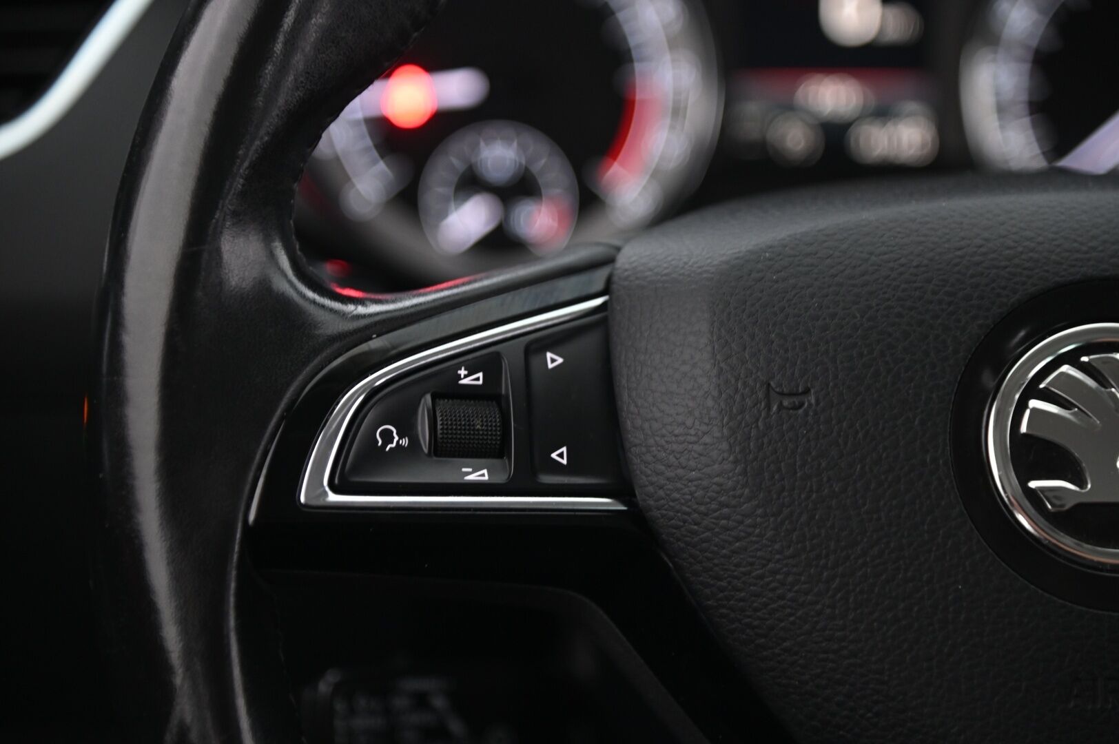 Skoda Octavia 2018 Combi 2,0 TDI 184 4x4 Scout Premium DSG Autom.  *ACC/  PA-Lämmitin/  Nahka-alcantara/  Koukku/  Canton/  Ambient* - Kamera / Jakohihna vaihdettu 10/2024 / 2x hyvät renkaat