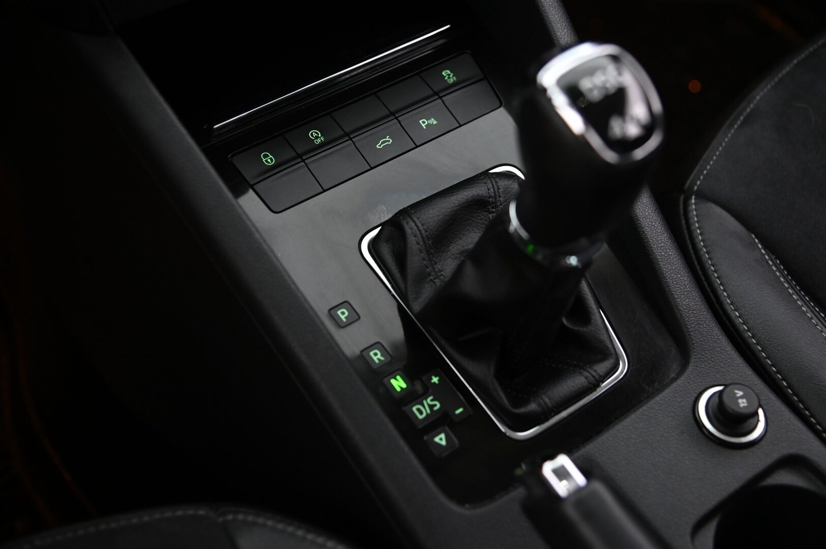 Skoda Octavia 2018 Combi 2,0 TDI 184 4x4 Scout Premium DSG Autom.  *ACC/  PA-Lämmitin/  Nahka-alcantara/  Koukku/  Canton/  Ambient* - Kamera / Jakohihna vaihdettu 10/2024 / 2x hyvät renkaat