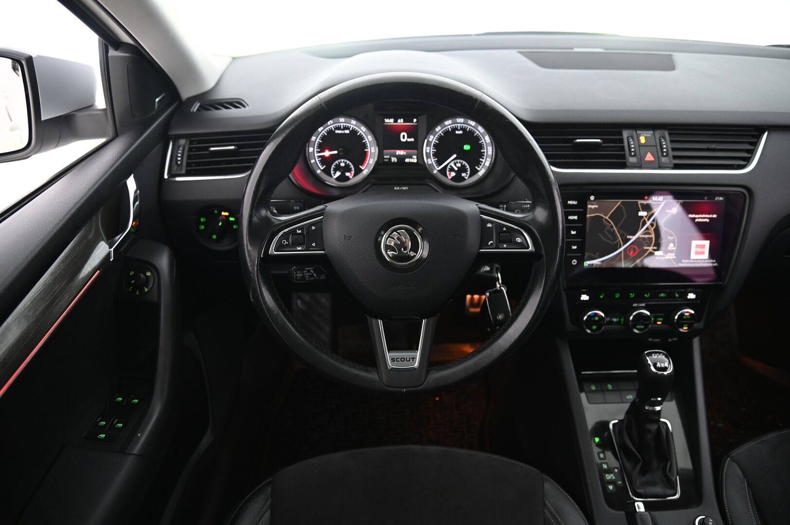 Skoda Octavia 2018 Combi 2,0 TDI 184 4x4 Scout Premium DSG Autom.  *ACC/  PA-Lämmitin/  Nahka-alcantara/  Koukku/  Canton/  Ambient* - Kamera / Jakohihna vaihdettu 10/2024 / 2x hyvät renkaat
