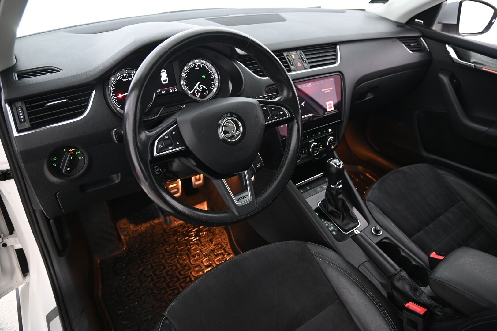 Skoda Octavia 2018 Combi 2,0 TDI 184 4x4 Scout Premium DSG Autom.  *ACC/  PA-Lämmitin/  Nahka-alcantara/  Koukku/  Canton/  Ambient* - Kamera / Jakohihna vaihdettu 10/2024 / 2x hyvät renkaat