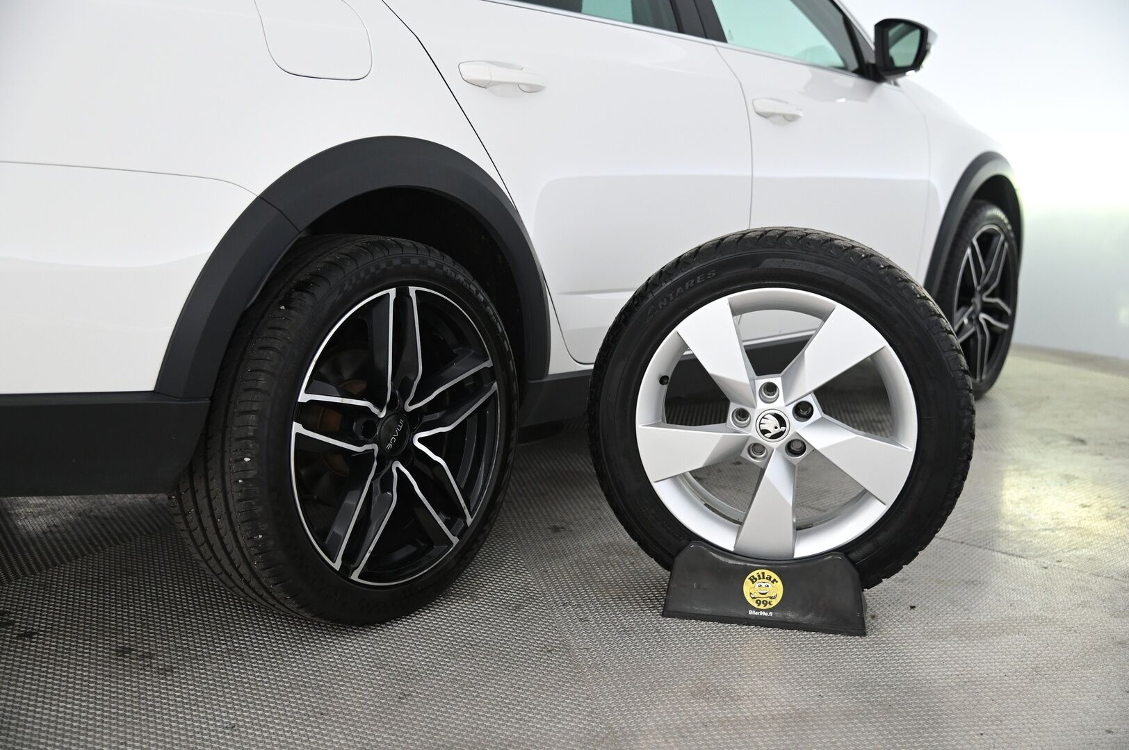Skoda Octavia 2018 Combi 2,0 TDI 184 4x4 Scout Premium DSG Autom.  *ACC/  PA-Lämmitin/  Nahka-alcantara/  Koukku/  Canton/  Ambient* - Kamera / Jakohihna vaihdettu 10/2024 / 2x hyvät renkaat