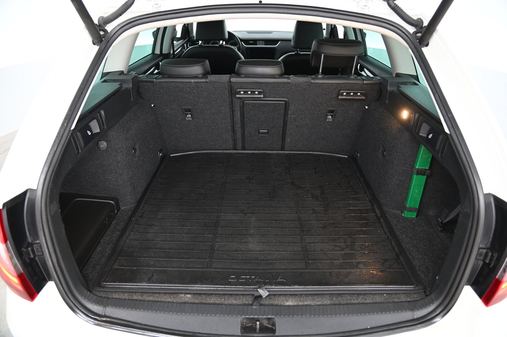 Skoda Octavia 2018 Combi 2,0 TDI 184 4x4 Scout Premium DSG Autom.  *ACC/  PA-Lämmitin/  Nahka-alcantara/  Koukku/  Canton/  Ambient* - Kamera / Jakohihna vaihdettu 10/2024 / 2x hyvät renkaat