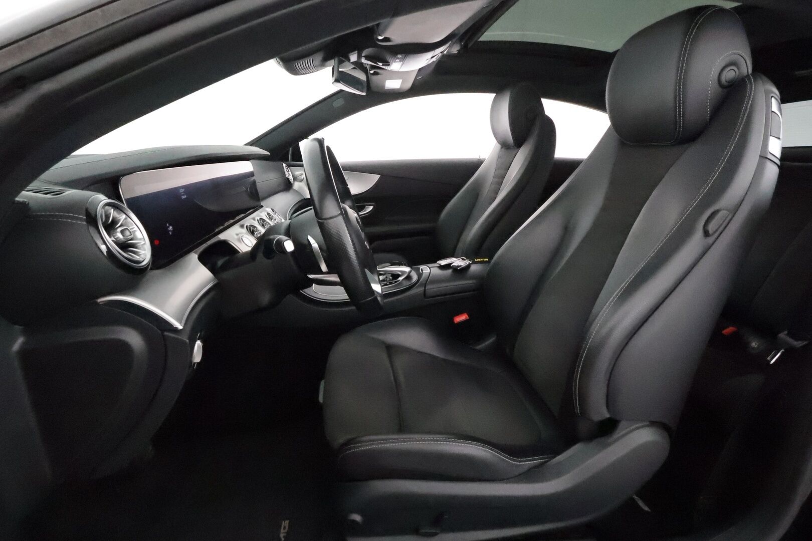Mercedes-Benz E 2018 300 d A Coupé AMG *Burmester / Panorama / Vakkari / Lohkolämmitin / Widescreen / Sporttipenkit / Koukku / P.kamera* - Kahdet renkaat aluvanteilla / Merkkihuollettu
