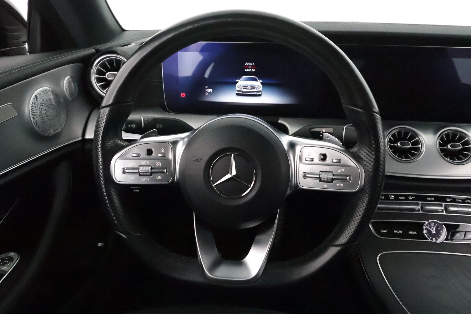 Mercedes-Benz E 2018 300 d A Coupé AMG *Burmester / Panorama / Vakkari / Lohkolämmitin / Widescreen / Sporttipenkit / Koukku / P.kamera* - Kahdet renkaat aluvanteilla / Merkkihuollettu