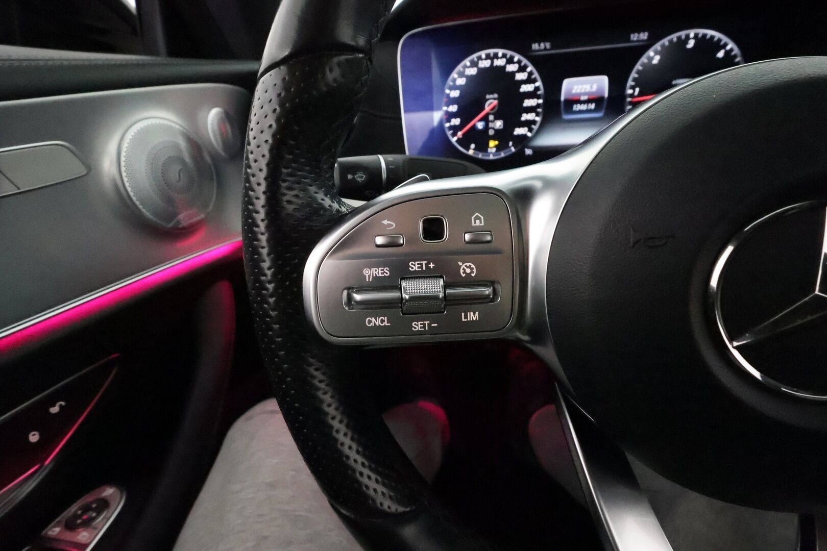 Mercedes-Benz E 2018 300 d A Coupé AMG *Burmester / Panorama / Vakkari / Lohkolämmitin / Widescreen / Sporttipenkit / Koukku / P.kamera* - Kahdet renkaat aluvanteilla / Merkkihuollettu