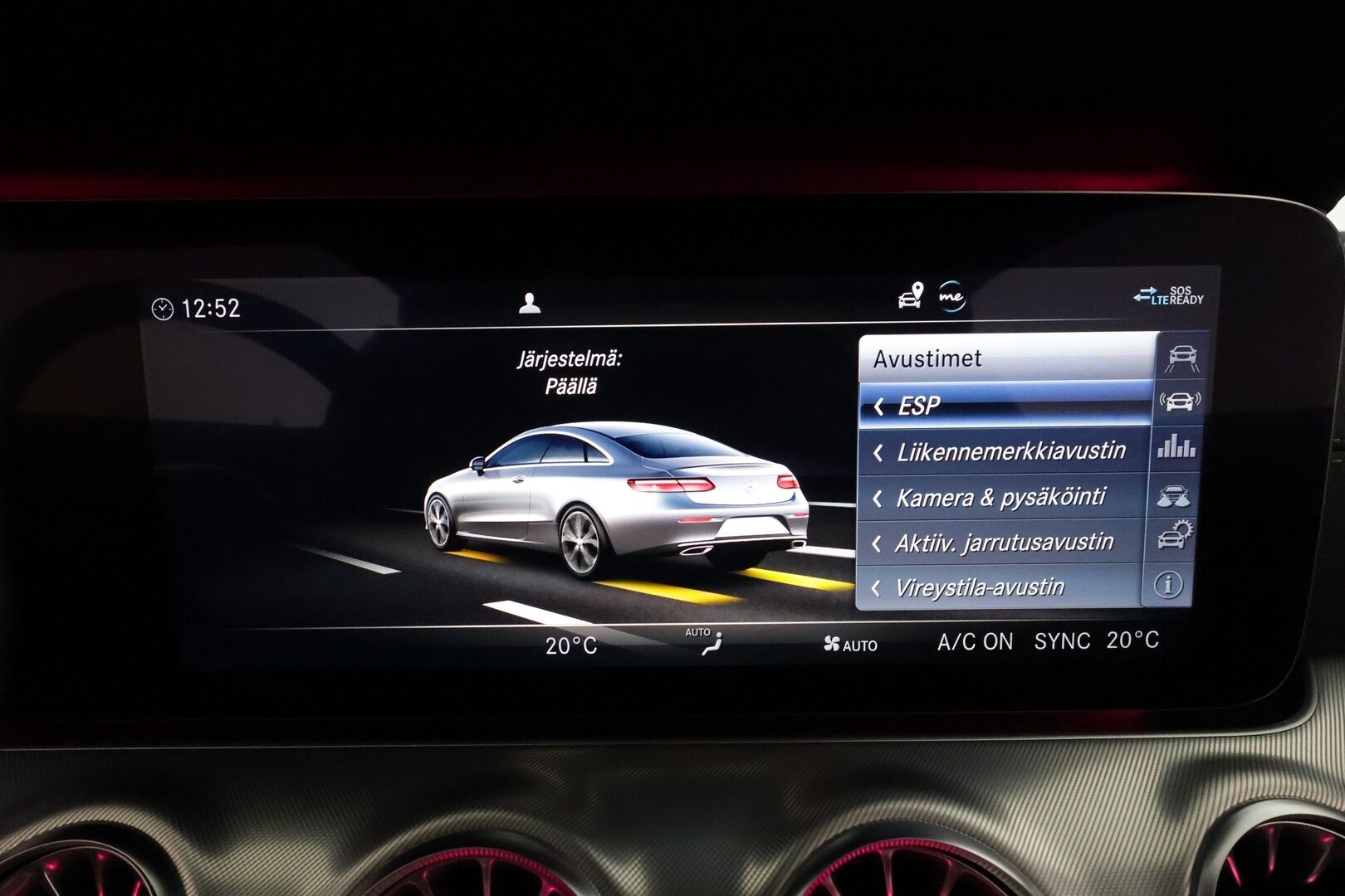 Mercedes-Benz E 2018 300 d A Coupé AMG *Burmester / Panorama / Vakkari / Lohkolämmitin / Widescreen / Sporttipenkit / Koukku / P.kamera* - Kahdet renkaat aluvanteilla / Merkkihuollettu