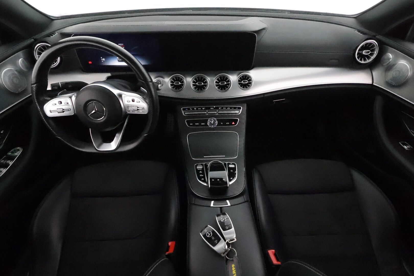 Mercedes-Benz E 2018 300 d A Coupé AMG *Burmester / Panorama / Vakkari / Lohkolämmitin / Widescreen / Sporttipenkit / Koukku / P.kamera* - Kahdet renkaat aluvanteilla / Merkkihuollettu