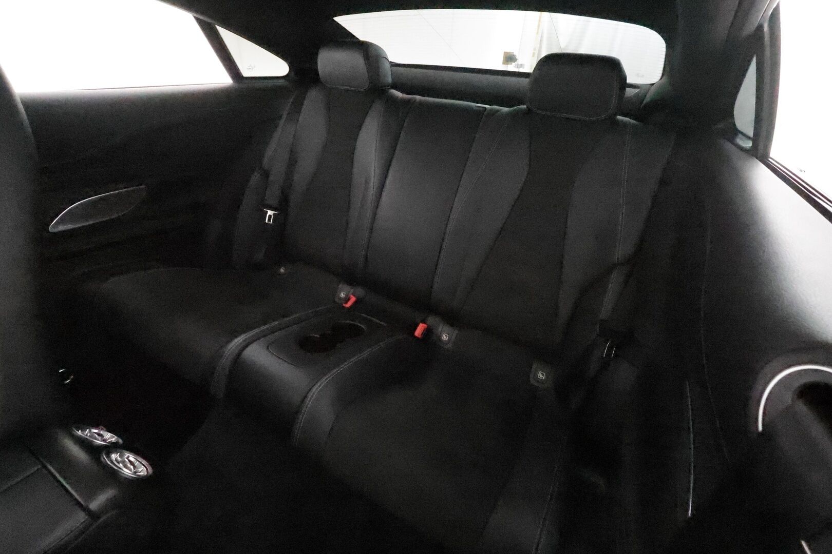 Mercedes-Benz E 2018 300 d A Coupé AMG *Burmester / Panorama / Vakkari / Lohkolämmitin / Widescreen / Sporttipenkit / Koukku / P.kamera* - Kahdet renkaat aluvanteilla / Merkkihuollettu