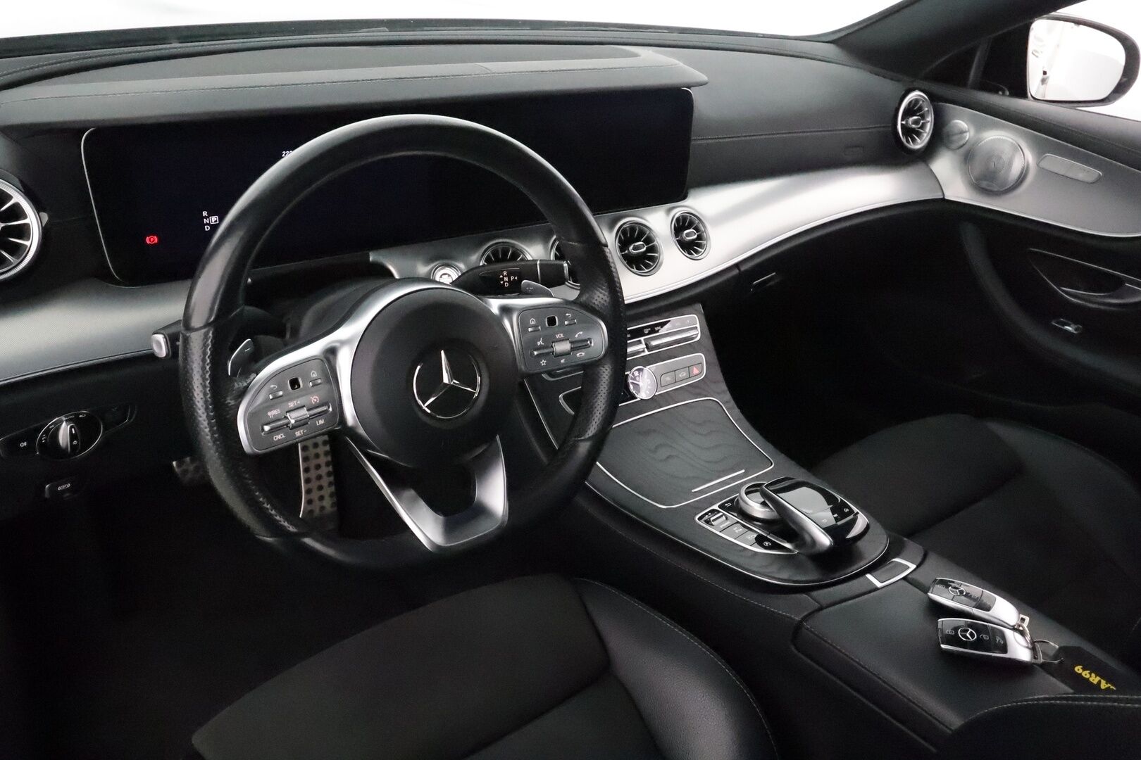 Mercedes-Benz E 2018 300 d A Coupé AMG *Burmester / Panorama / Vakkari / Lohkolämmitin / Widescreen / Sporttipenkit / Koukku / P.kamera* - Kahdet renkaat aluvanteilla / Merkkihuollettu