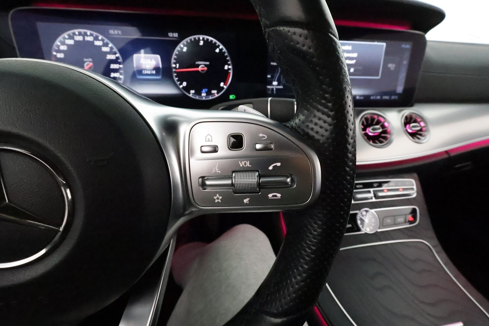 Mercedes-Benz E 2018 300 d A Coupé AMG *Burmester / Panorama / Vakkari / Lohkolämmitin / Widescreen / Sporttipenkit / Koukku / P.kamera* - Kahdet renkaat aluvanteilla / Merkkihuollettu