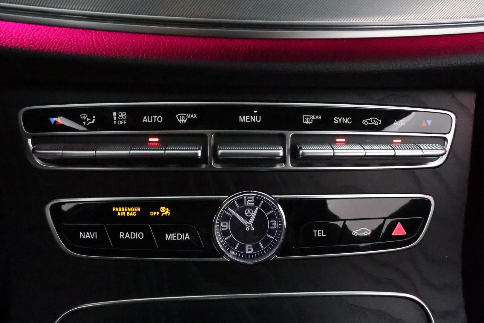 Mercedes-Benz E 2018 300 d A Coupé AMG *Burmester / Panorama / Vakkari / Lohkolämmitin / Widescreen / Sporttipenkit / Koukku / P.kamera* - Kahdet renkaat aluvanteilla / Merkkihuollettu
