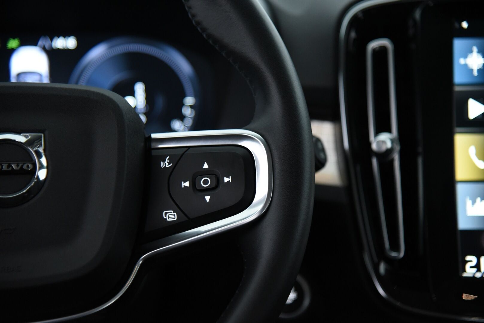 Volvo XC40 2021 T5 TwE Business Inscription Expression aut  / Adapt. vak / Webasto / Koukku / P-kamera / Blis - 2.om Suomi-auto / Merkkiliikkeen huoltohistoria / Navi / Pilot assist / VOC / 