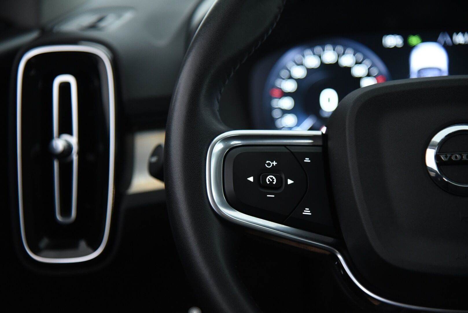 Volvo XC40 2021 T5 TwE Business Inscription Expression aut  / Adapt. vak / Webasto / Koukku / P-kamera / Blis - 2.om Suomi-auto / Merkkiliikkeen huoltohistoria / Navi / Pilot assist / VOC / 