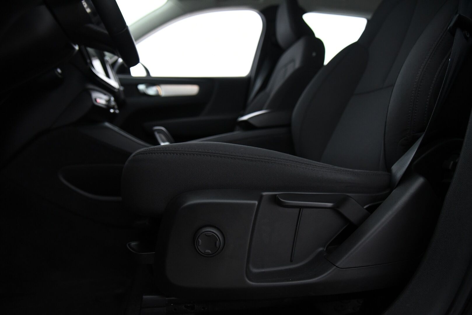 Volvo XC40 2021 T5 TwE Business Inscription Expression aut  / Adapt. vak / Webasto / Koukku / P-kamera / Blis - 2.om Suomi-auto / Merkkiliikkeen huoltohistoria / Navi / Pilot assist / VOC / 