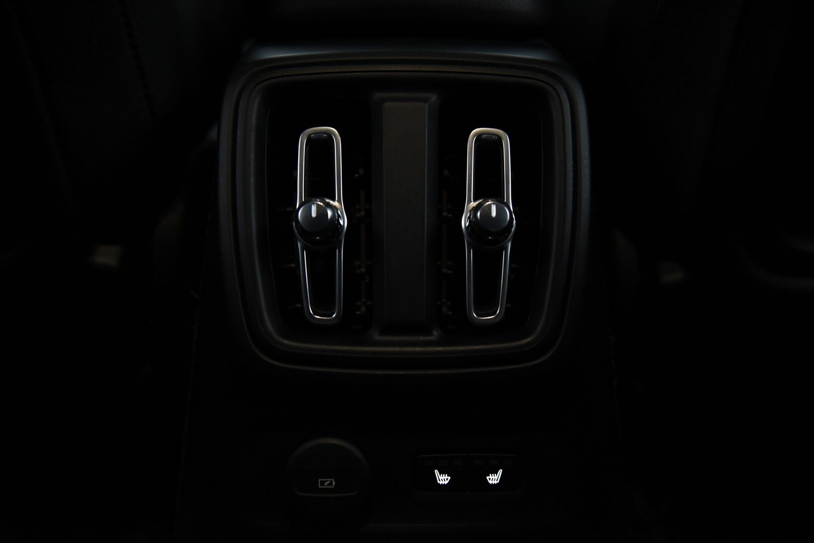 Volvo XC40 2021 T5 TwE Business Inscription Expression aut  / Adapt. vak / Webasto / Koukku / P-kamera / Blis - 2.om Suomi-auto / Merkkiliikkeen huoltohistoria / Navi / Pilot assist / VOC / 
