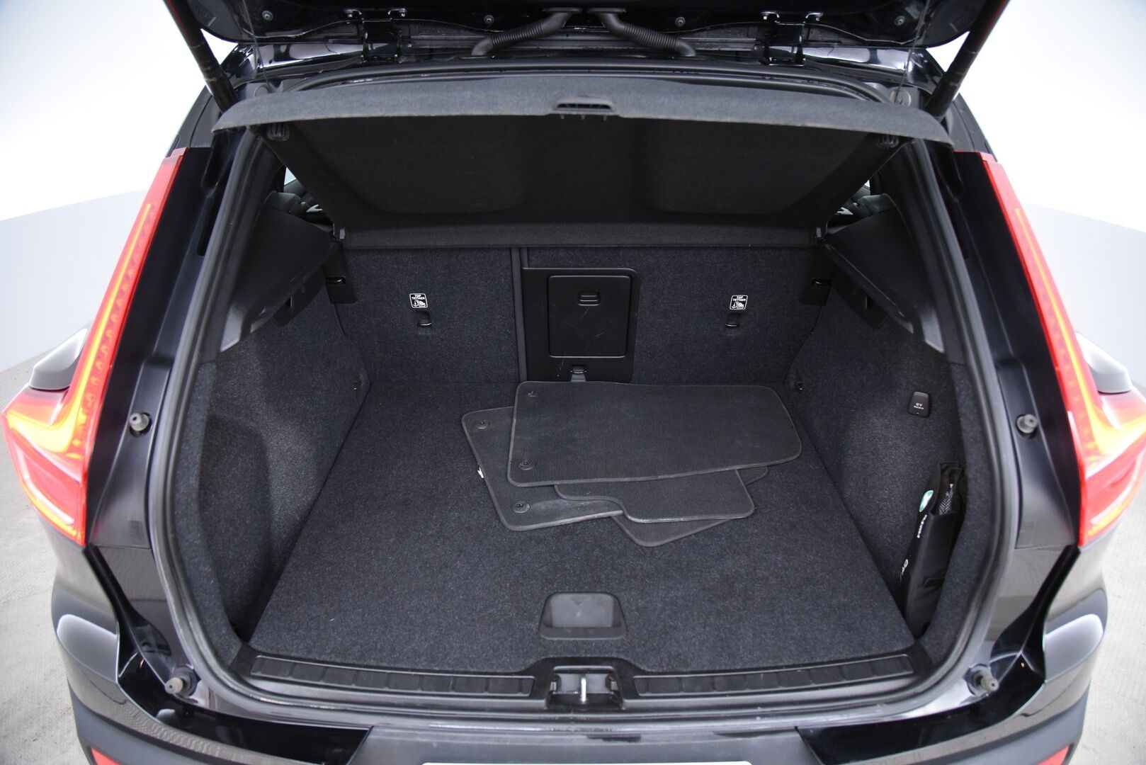 Volvo XC40 2021 T5 TwE Business Inscription Expression aut  / Adapt. vak / Webasto / Koukku / P-kamera / Blis - 2.om Suomi-auto / Merkkiliikkeen huoltohistoria / Navi / Pilot assist / VOC / 