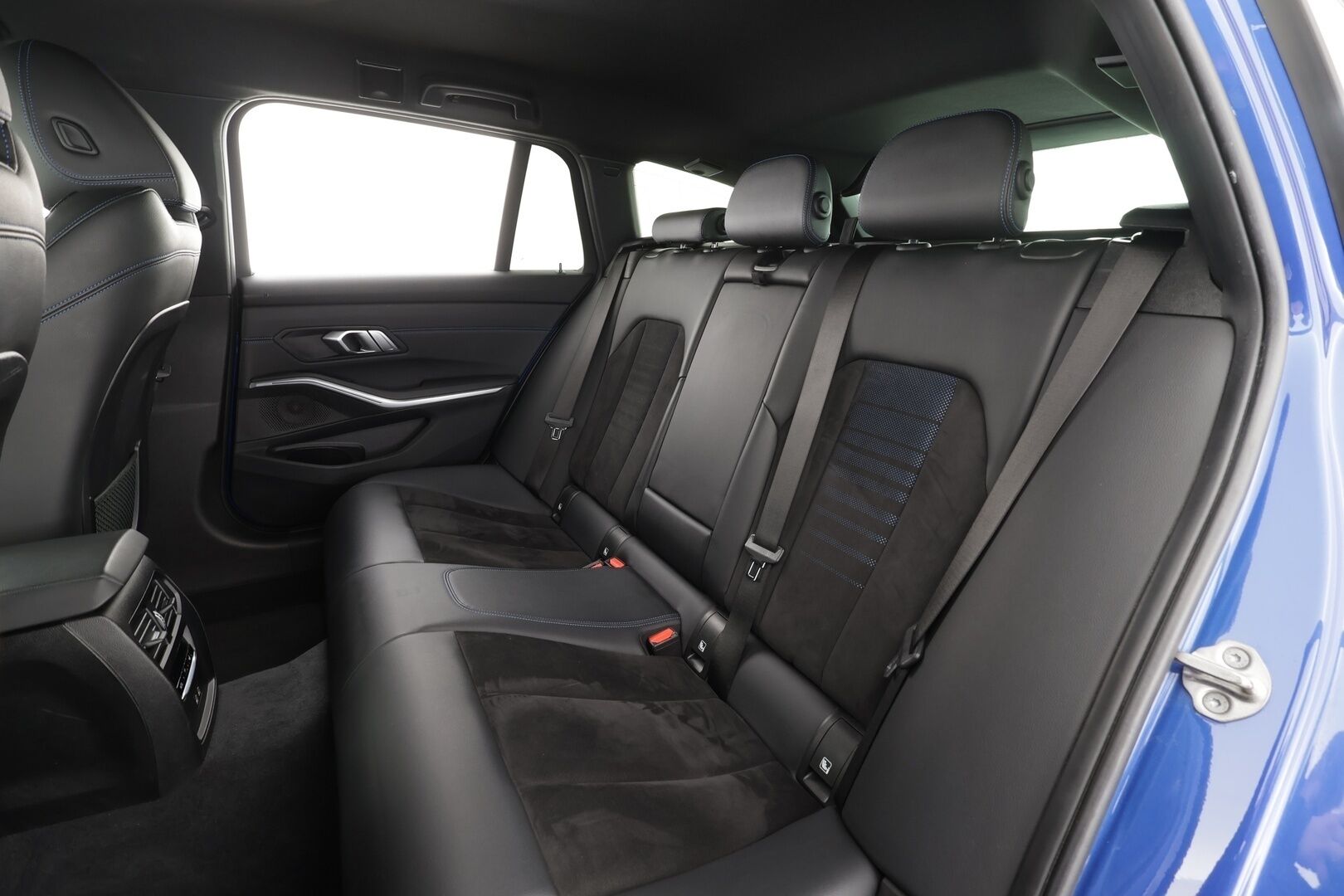 BMW 320 2021 G21 Touring 320d A xDrive Business M Sport MHEV * HiFi / Webasto / Koukku / ACC / LED / P.kamera / Sportpenkit / Navi *