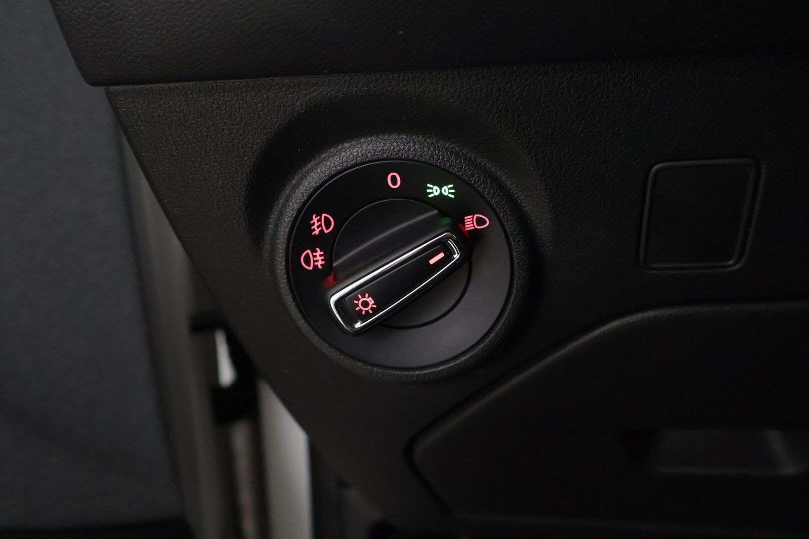 Seat LEON ST 2018 1,4 Business TGI ** Navi / Tutkat / Vakkari / Apple Carplay & Android Auto / Bluetooth** - 2x Renkaat Vanteineen / Juuri huollettu isosti! / Seuraava katsastus 9/2027!