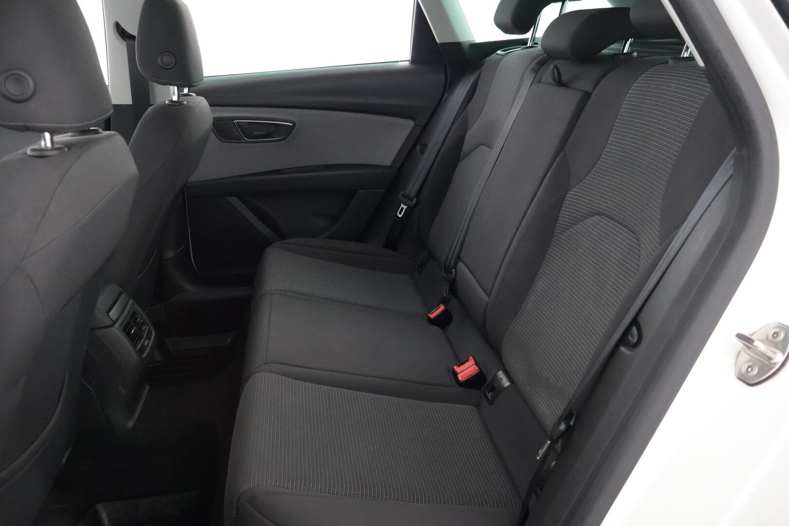 Seat LEON ST 2018 1,4 Business TGI ** Navi / Tutkat / Vakkari / Apple Carplay & Android Auto / Bluetooth** - 2x Renkaat Vanteineen / Juuri huollettu isosti! / Seuraava katsastus 9/2027!