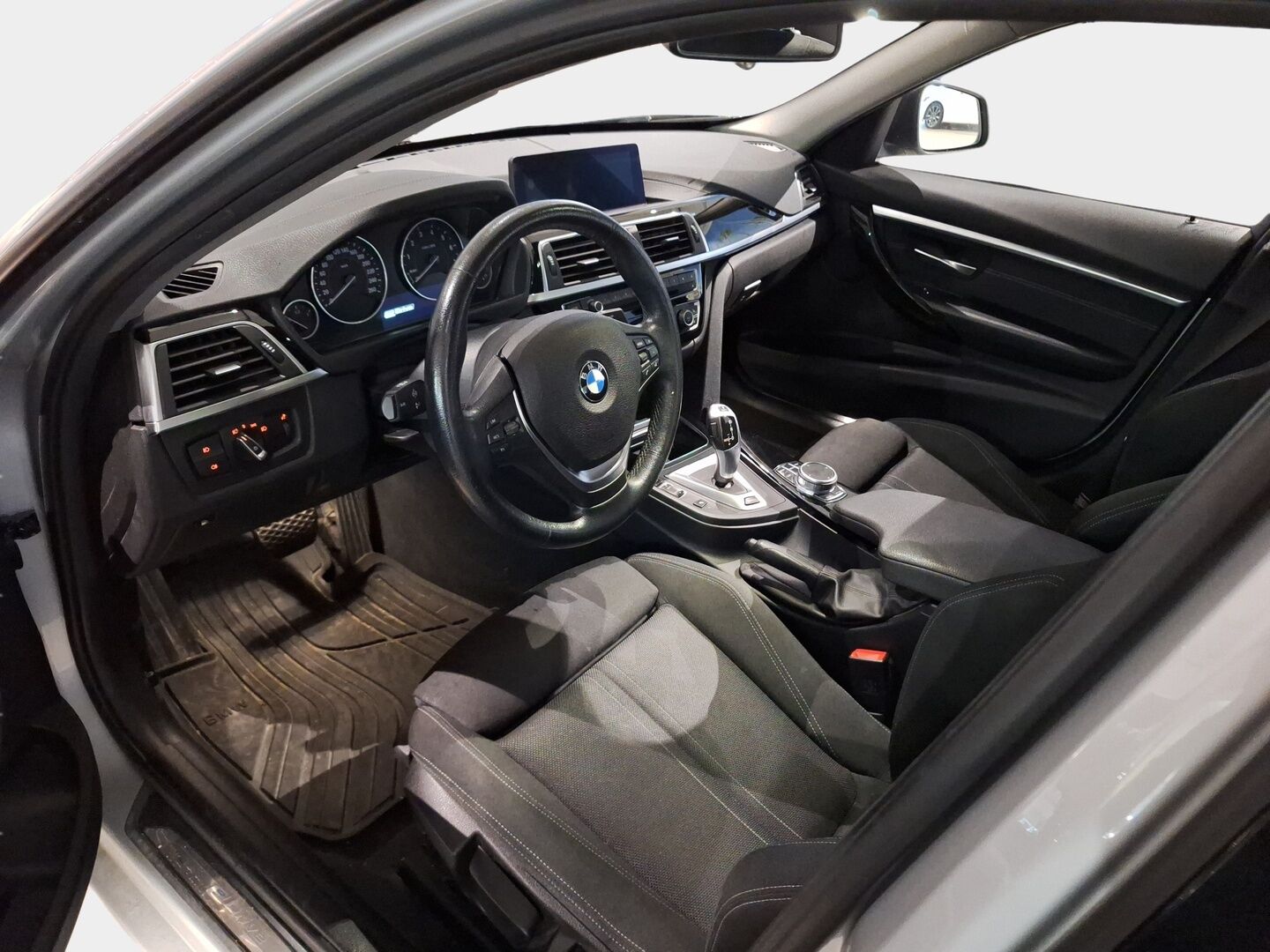 BMW 330 2018 7.6kWh, F30 330e iPerformance Sedan *Tutkat / BlowbyHeater / Prof.Navi / LED / Sporttipenkit / Ratinlämmitin* - Hyvin huollettu / AppleCarPlay