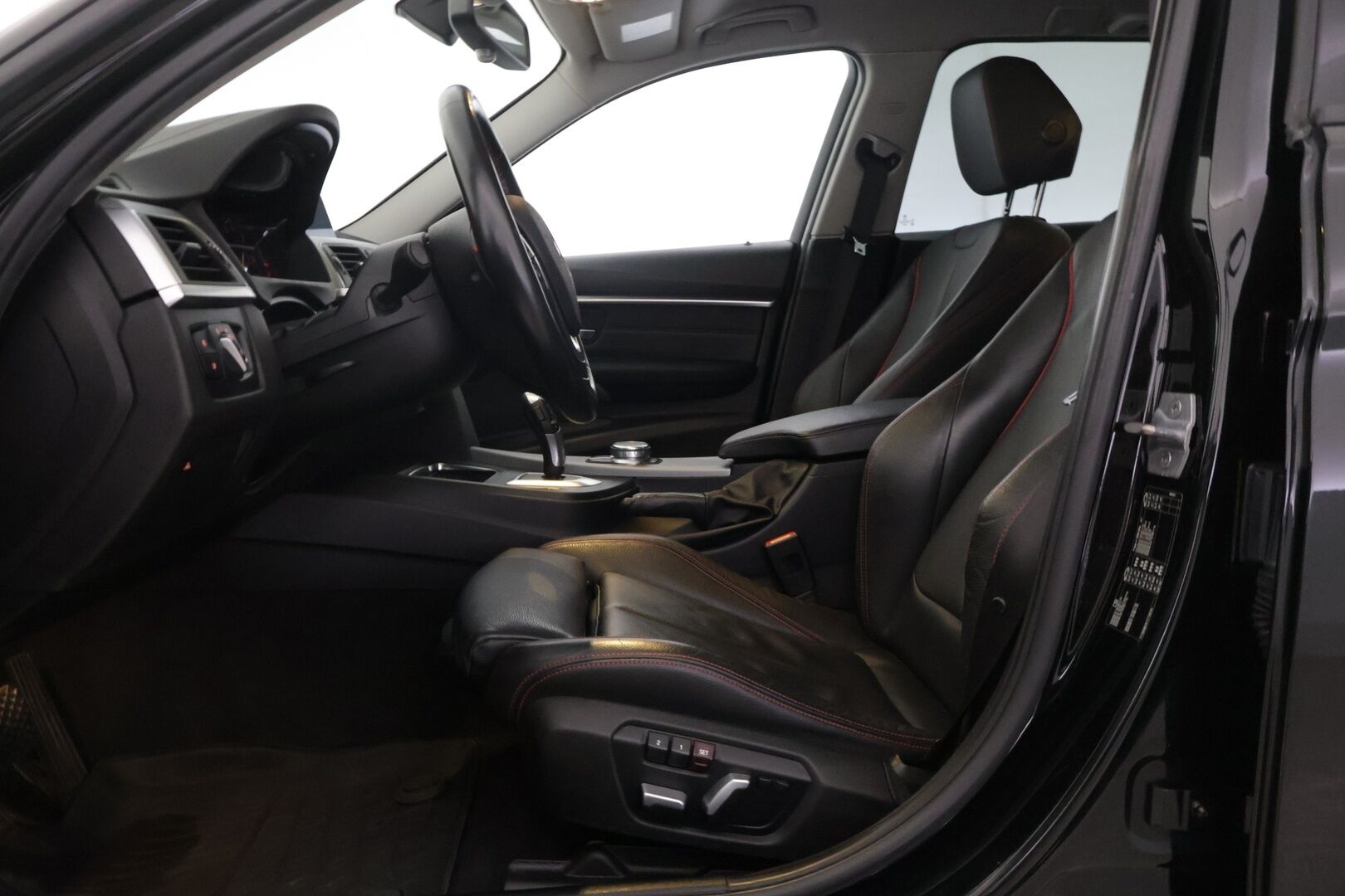 BMW 320 2019 F31 Touring 320d A Business Sport - Digimittaristo | Adapt.vakkari | LED-ajovalot | P.kamera | Carplay | Muistipenkki | HiFi | Prof.navi 