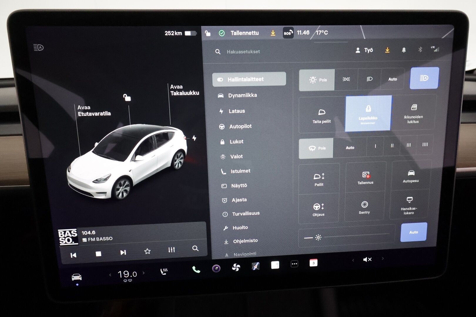 Tesla Model Y 2021 Long Range **Lämpöpumppu / Lasikatto / Matrix-LED / Adapt.Vakkari / P.Kamera / Muistipenkki / Koukku / Navi / Keyless** - 3,99 % KORKOTARJOUS TÄHÄN AUTOON 7.9. ASTI! - 1-om Suomi-auto / 2x Latauskaapelit / Kahdet Renkaat