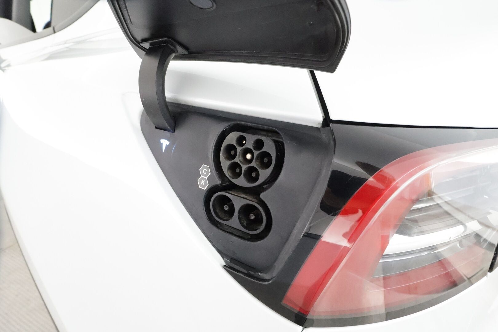 Tesla Model Y 2021 Long Range **Lämpöpumppu / Lasikatto / Matrix-LED / Adapt.Vakkari / P.Kamera / Muistipenkki / Koukku / Navi / Keyless** - 3,99 % KORKOTARJOUS TÄHÄN AUTOON 7.9. ASTI! - 1-om Suomi-auto / 2x Latauskaapelit / Kahdet Renkaat