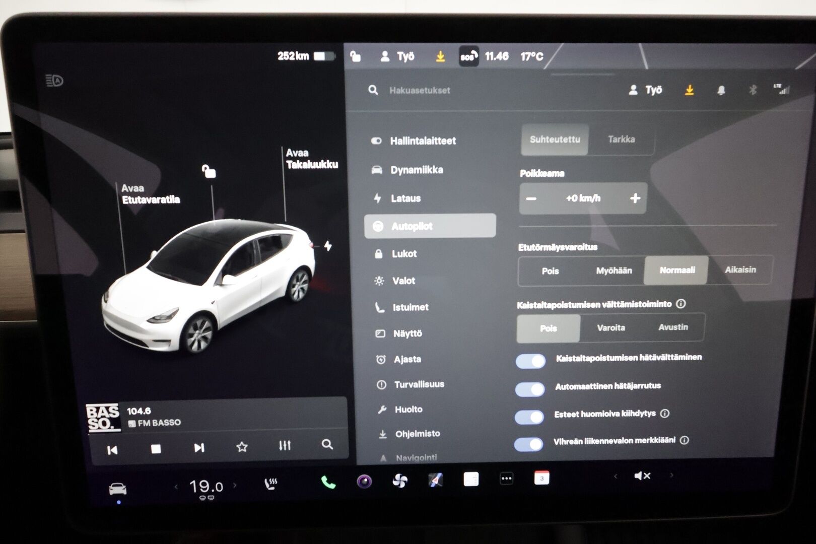 Tesla Model Y 2021 Long Range **Lämpöpumppu / Lasikatto / Matrix-LED / Adapt.Vakkari / P.Kamera / Muistipenkki / Koukku / Navi / Keyless** - 3,99 % KORKOTARJOUS TÄHÄN AUTOON 7.9. ASTI! - 1-om Suomi-auto / 2x Latauskaapelit / Kahdet Renkaat