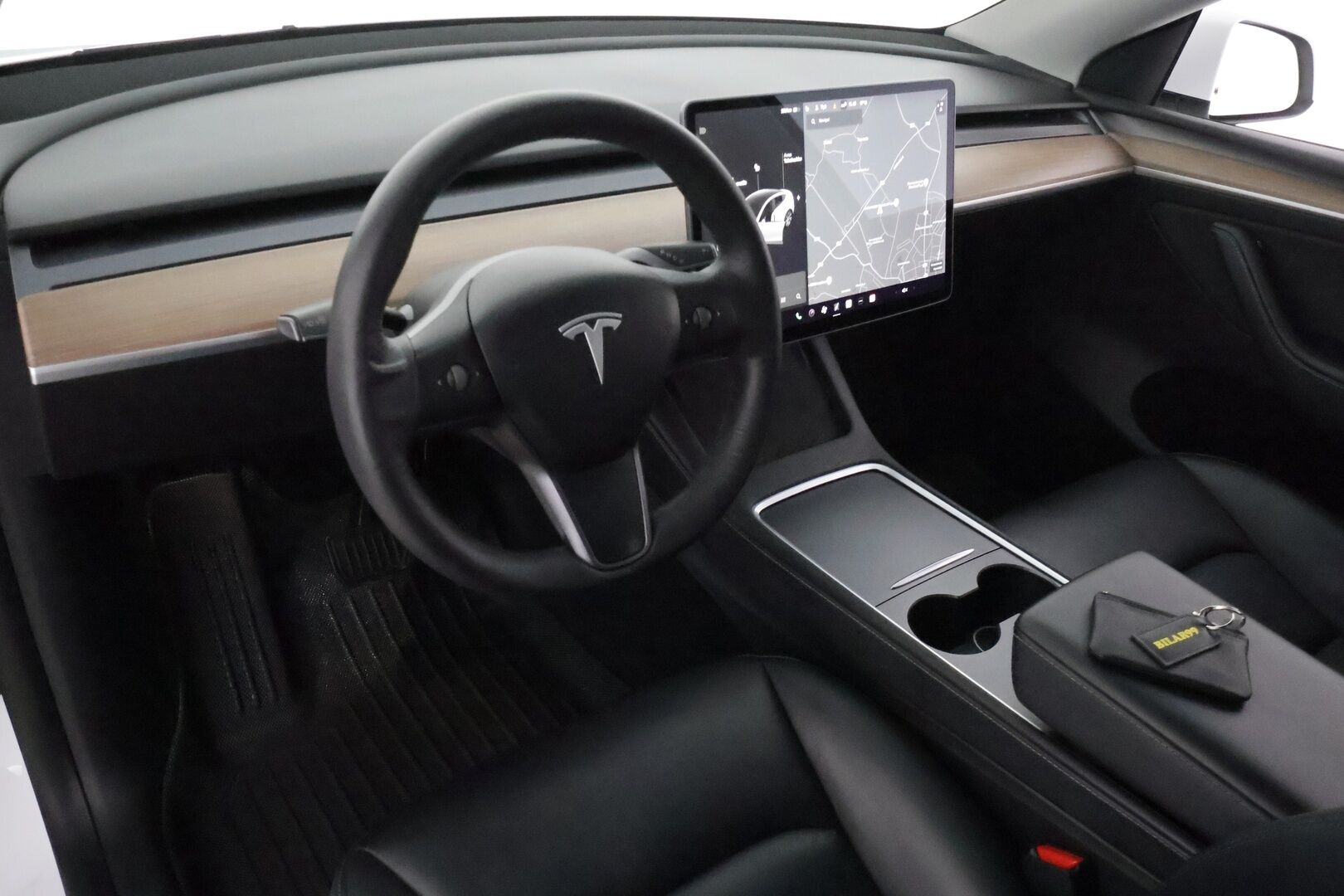 Tesla Model Y 2021 Long Range **Lämpöpumppu / Lasikatto / Matrix-LED / Adapt.Vakkari / P.Kamera / Muistipenkki / Koukku / Navi / Keyless** - 3,99 % KORKOTARJOUS TÄHÄN AUTOON 7.9. ASTI! - 1-om Suomi-auto / 2x Latauskaapelit / Kahdet Renkaat