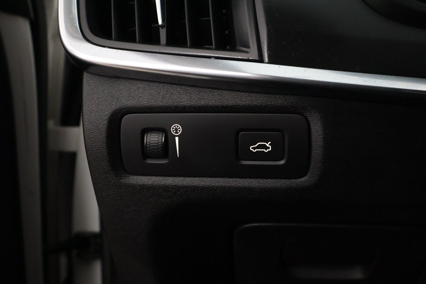 Volvo V90 2017 D3 Momentum aut * Adapt. Cruise / LED / S.Koukku / Webasto / Tutkat * - *Jakohinha vaihdettu 12/25 / 2x Uudet renkaat Volvon alu vanteilla / Juuri katsastettu / Uusi Tuulilasi / Ei ole AdBlue järjestelmää * - HULLUT JOULUT KORKOTARJOUS 2,49% 