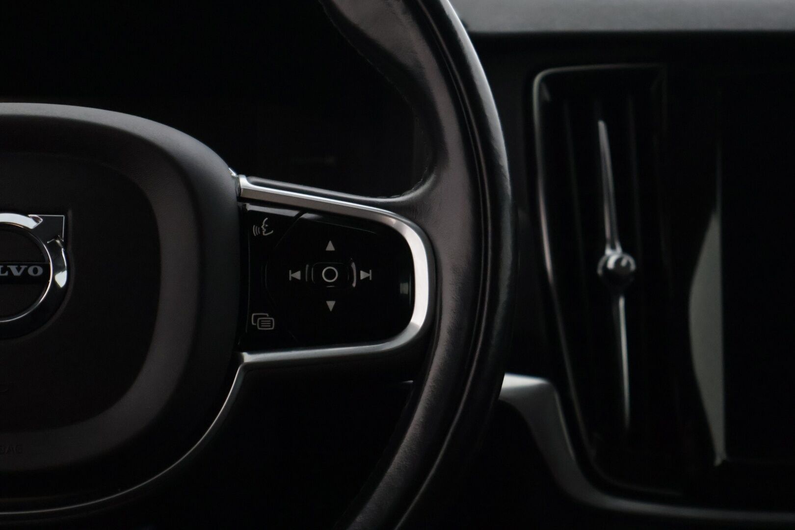 Volvo V90 2017 D3 Momentum aut * Adapt. Cruise / LED / S.Koukku / Webasto / Tutkat * - *Jakohinha vaihdettu 12/25 / 2x Uudet renkaat Volvon alu vanteilla / Juuri katsastettu / Uusi Tuulilasi / Ei ole AdBlue järjestelmää * - HULLUT JOULUT KORKOTARJOUS 2,49% 