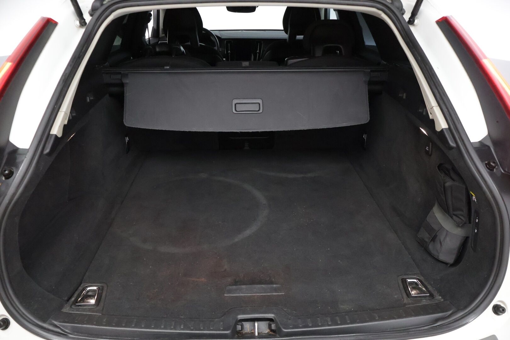 Volvo V90 2017 D3 Momentum aut * Adapt. Cruise / LED / S.Koukku / Webasto / Tutkat * - *Jakohinha vaihdettu 12/25 / 2x Uudet renkaat Volvon alu vanteilla / Juuri katsastettu / Uusi Tuulilasi / Ei ole AdBlue järjestelmää * - HULLUT JOULUT KORKOTARJOUS 2,49% 