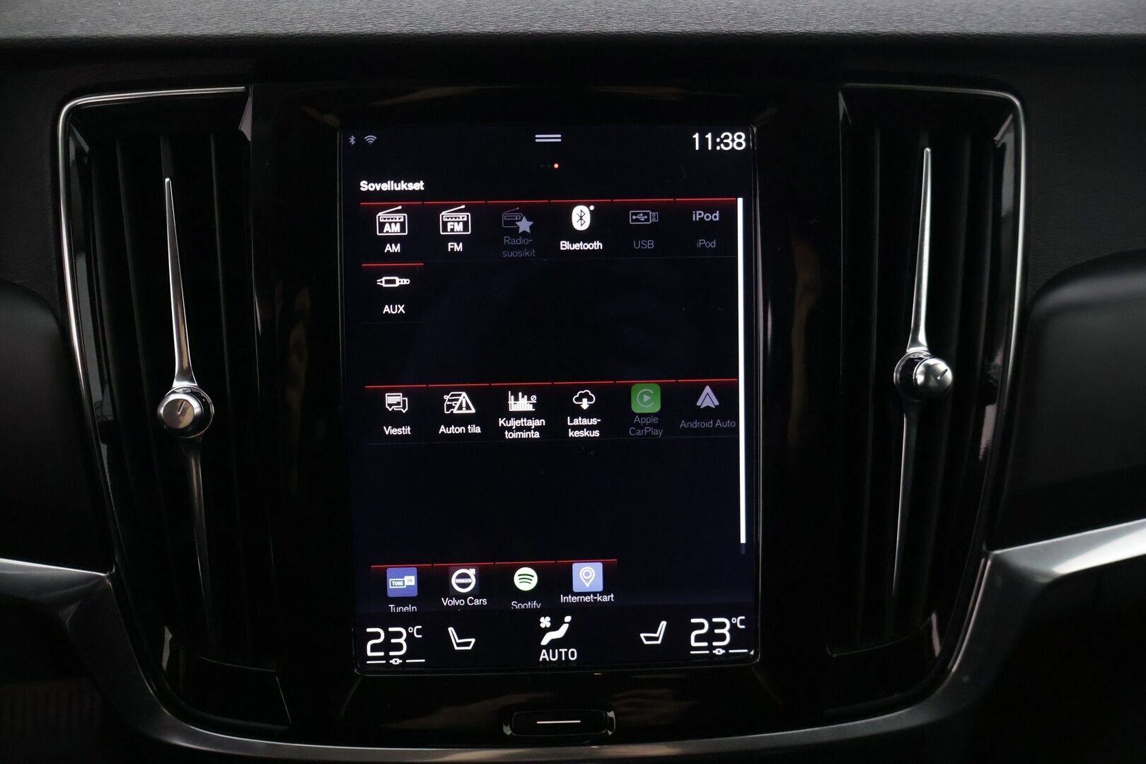 Volvo V90 2017 D3 Momentum aut * Adapt. Cruise / LED / S.Koukku / Webasto / Tutkat * - *Jakohinha vaihdettu 12/25 / 2x Uudet renkaat Volvon alu vanteilla / Juuri katsastettu / Uusi Tuulilasi / Ei ole AdBlue järjestelmää * - HULLUT JOULUT KORKOTARJOUS 2,49% 